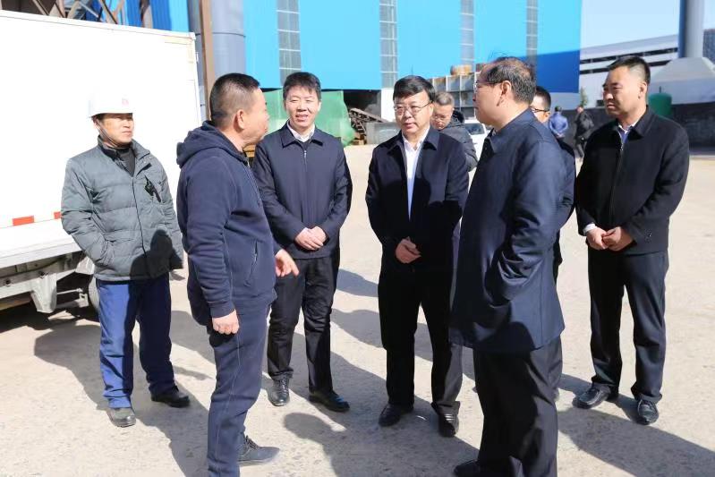 书记参观厂区.jpg